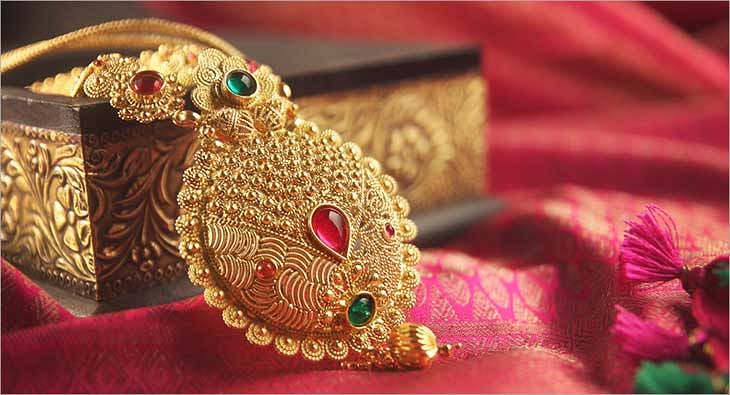 Artificial Bridal Jewellery Sets with Price - Meaning of a bride's jewellery  is something more than her physical beauty. Dazzling and stunning diamond  finish set absolutely giving this Andhra bride a 'WOW'