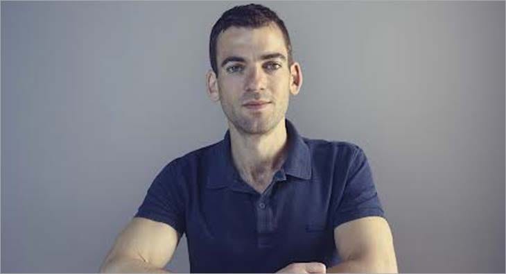 alex?blur=25