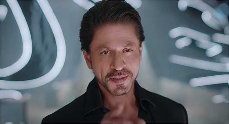 Ahead of Shah Rukh Khan's Dubai trip, the superstar surprises a