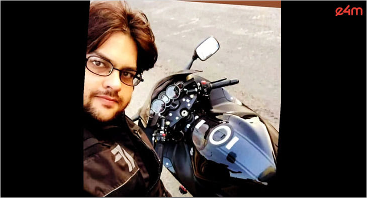 Nikhil T?blur=25