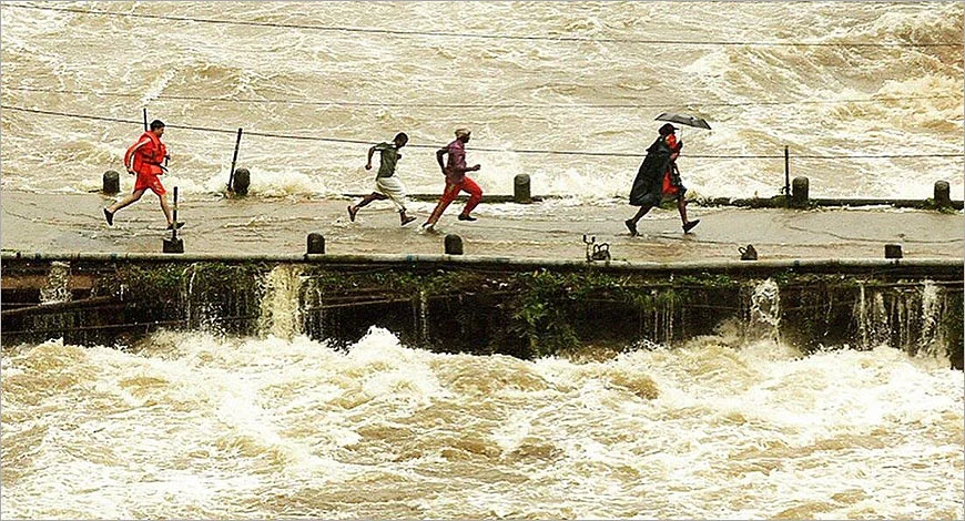 Kerala Flood Coverage Malayalam News Channels Set An Example In The Media World Exchange4media Kerala Flood Coverage Malayalam News Channels Set An Example In The Media World Exchange4media