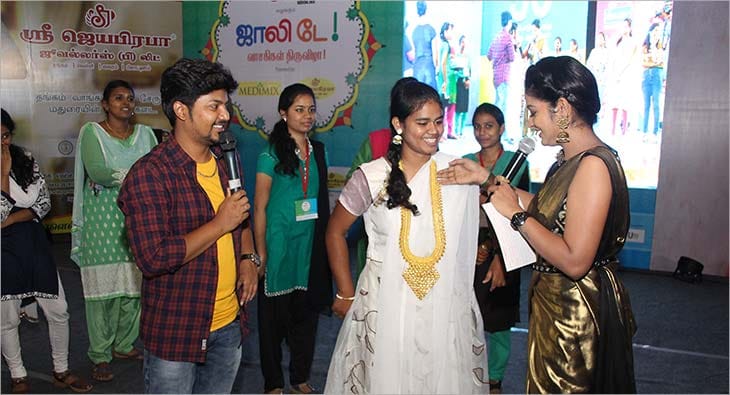 Vikatan?blur=25